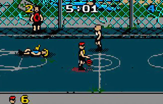 Un jugador jeu a l’esquerra mentre el de gorra vermella porta la pilota pel cercle central.