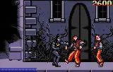 Batman davant de dos enemics en un carrer estret, amb una porta d’arc al fons i 2600 punts.