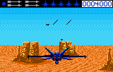 Avió blau sobre un desert amb formacions rocoses i altres avions al cel.