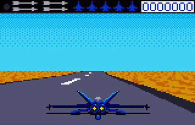 Avió blau sobre la pista, amb indicadors de recursos i puntuació a la franja superior.