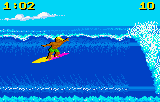 Surfista davant l’escuma d’una onada blava, amb temps i puntuació a la part superior.