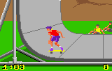Patinador a la part baixa d’una rampa de mig tub, amb públic assegut al costat dret.