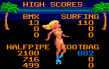 Pantalla HIGH SCORES amb les marques de BMX, surf, half pipe i Foot Bag entre dues palmeres.