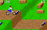 Ciclista de BMX sobre una pista de terra amb obstacles i marcadors de temps i puntuació.