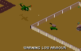 Apache sobre terreny marró, entre una tanca i vehicles, amb el missatge WARNING LOW ARMOUR.