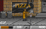 Situació davant d’un aparador PIZZA, amb dos personatges i indicadors inferiors de salut, munició, arma i puntuació.