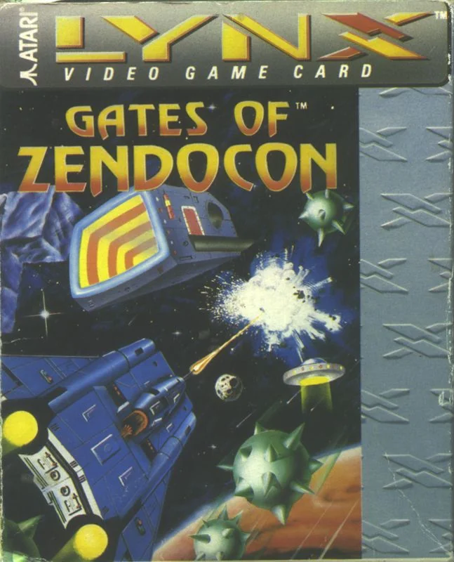 Frontal de la capsa nord-americana de Gates of Zendocon per a l’Atari Lynx, amb una nau disparant davant una porta espacial.