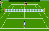 Dos tennistes en una pista verda vista en perspectiva, amb la pilota al camp proper.