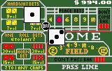 Dos daus blancs sobre el tapet de craps, envoltats de caselles d’aposta com COME, FIELD i PASS LINE.