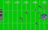 Captura girada de NFL Football amb els jugadors repartits pel camp, les línies de iardes i el rellotge visible.