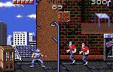 El ninja combat contra dos adversaris davant d’un edifici de maó, amb temps i puntuació a la franja superior.