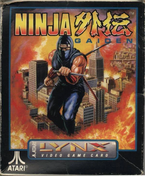 Caràtula nord-americana de Ninja Gaiden per a Atari Lynx amb un ninja armat davant d’una ciutat en flames.