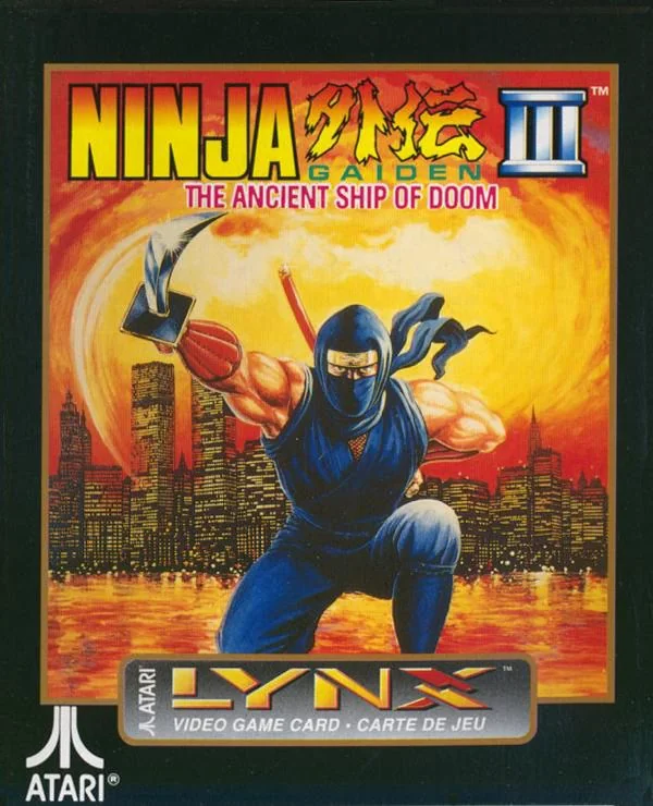 Portada europea de Ninja Gaiden III: The Ancient Ship of Doom per a l’Atari Lynx, amb un ninja blau davant d’una ciutat i un cel ataronjat.