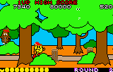 Pac-Man a l’esquerra d’un bosc de la ronda 2, amb soques i arbres de capçada verda.