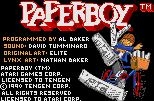 Pantalla de títol de Paperboy per a Lynx amb el repartidor, diaris i avisos de crèdits.