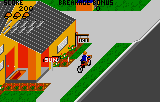 El repartidor circula en bicicleta davant d’una casa groga amb teulada grisa i una bústia al costat de la vorera.