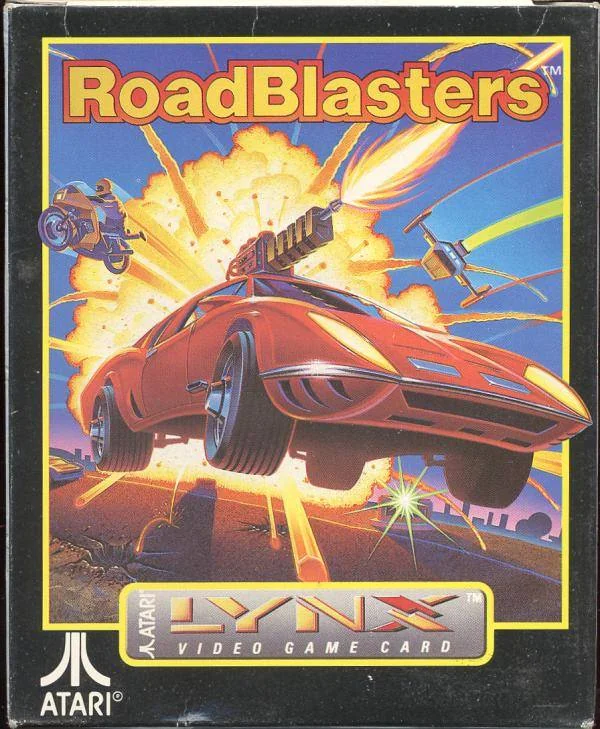 Frontal de la capsa nord-americana de RoadBlasters per a Atari Lynx, amb un cotxe vermell armat davant d’una explosió.