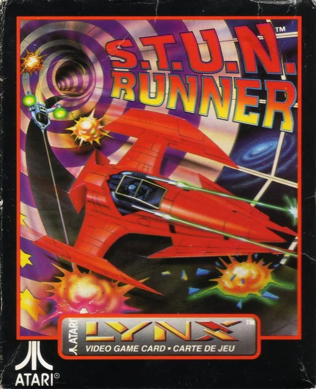 Frontal de la capsa de S.T.U.N. Runner per a Atari Lynx, amb un vehicle vermell armat davant d’un túnel.