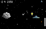 Super Asteroids amb la nau entre un asteroide, un plat volador i una millora groga, sobre un fons estrellat.