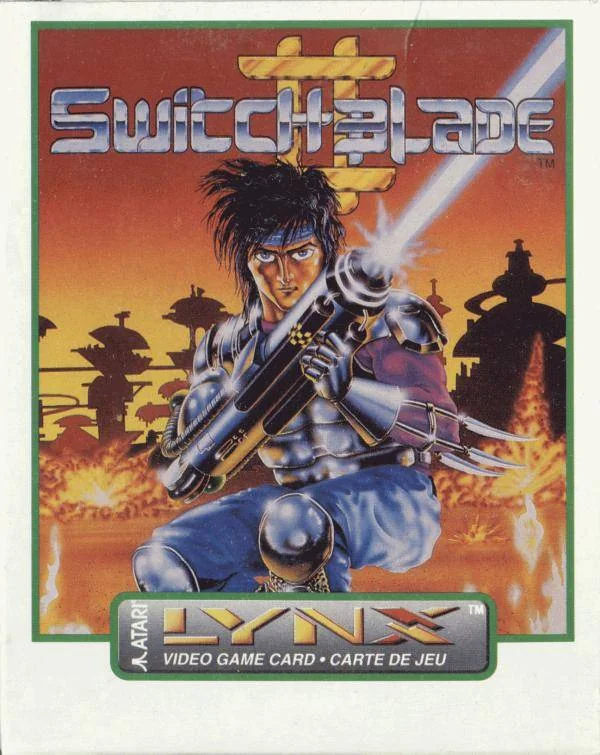 Frontal de la capsa nord-americana de Switchblade II per a Atari Lynx, amb Hiro armat davant d’una ciutat en flames.