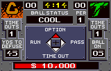 Menú ofensiu amb OPTION, RUN, PASS i TIME OUT, estat COOL i indicador YDS TO DEFUSE.