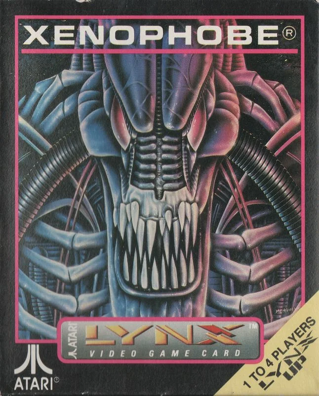 Frontal de la capsa nord-americana de Xenophobe per a l’Atari Lynx, amb una criatura de grans dents i el distintiu d’un a quatre jugadors.