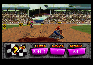 Pilot de Motocross Championship derrapant dins d’una zona enfangada mentre persegueix un rival.