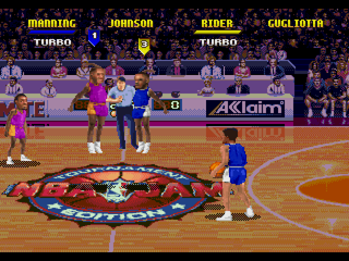 Quatre jugadors disputen el salt inicial al centre de la pista de NBA Jam Tournament Edition per a Sega 32X.