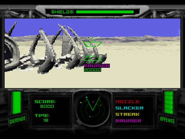 Combat de T-MEK en primera persona, amb un rival al punt de mira, radar, temps i mesuradors al quadre de comandament.
