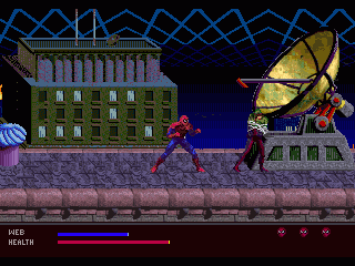 Spider-Man combat un enemic en un terrat amb una antena parabòlica i edificis nocturns al fons.