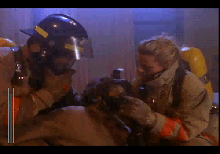 Dos bombers amb equips de respiració assisteixen una persona envoltada de fum.