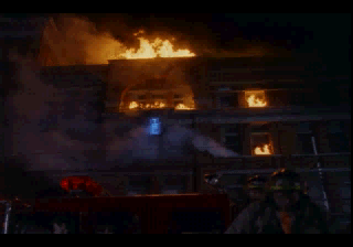 Exterior nocturn d’un hotel de diverses plantes en flames.