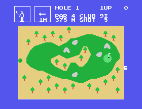 Vista zenital del primer forat de Champion Golf amb el camp, la bola, el caddie i les dades del cop.