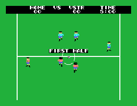 Inici d’un partit de Champion Soccer amb els futbolistes vermells i blaus disposats al voltant del cercle central.