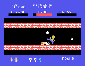 Dragon Wang jeu a terra mentre un adversari avança i un projectil travessa el passadís.