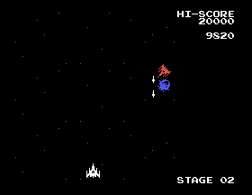 Un Boss Galaga de la fase 02 transporta un Fighter capturat per damunt de la nau activa.