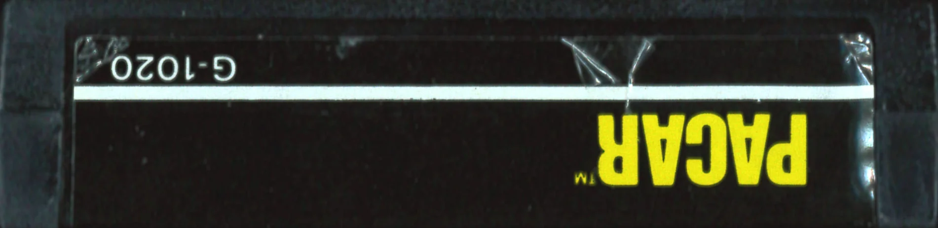Part superior negra del cartutx europeu de Pacar amb el títol groc i el codi G-1020.