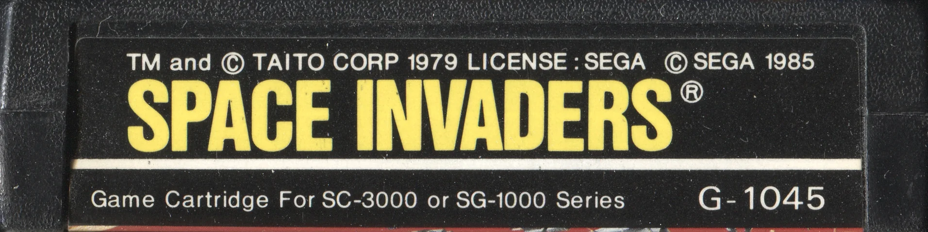Etiqueta negra del cartutx japonès de Space Invaders amb els crèdits de Taito i Sega, el codi G-1045 i la compatibilitat de maquinari.