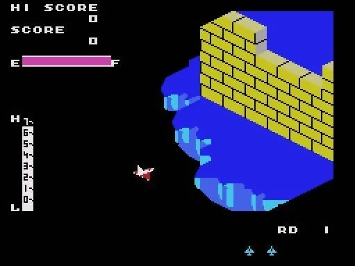 Zaxxon vola arran d’un mur groc sobre una superfície blava vista en diagonal.