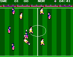 Partit entre Suècia i Noruega amb diversos jugadors agrupats al mig del camp.