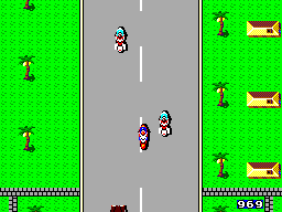 Motocicleta vermella avançant entre altres motoristes en una carretera vista des de dalt.