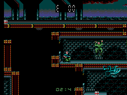 Ripley ajupida davant d'un presoner en una estructura industrial de diversos nivells.