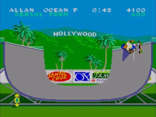 Patinador executant una maniobra a la paret dreta del mig tub de Hollywood.