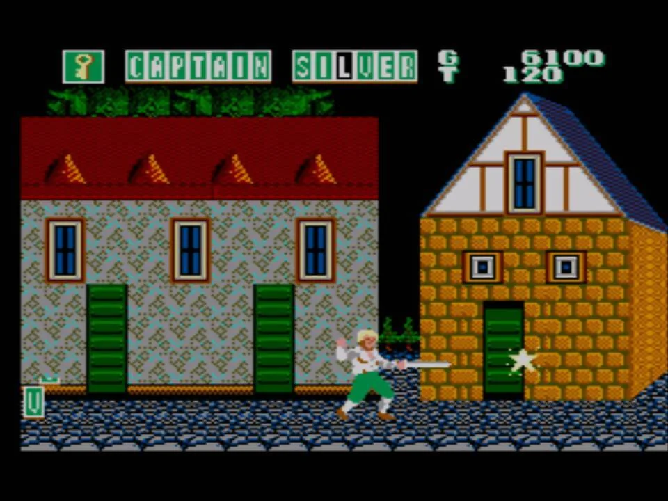 El protagonista de Captain Silver ataca amb l’espasa en un carrer flanquejat per cases.