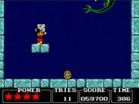 Mickey sosté un bloc en una cambra fosca, amb una criatura alada situada en una plataforma superior.