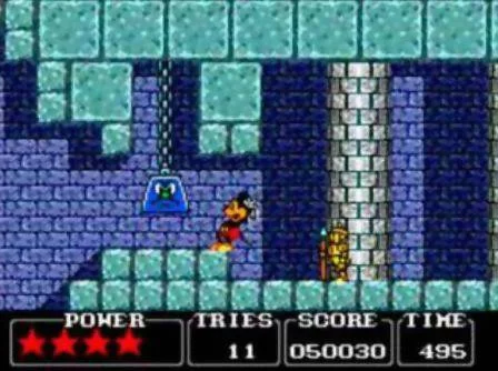 Mickey s’acosta a un enemic en un passadís del castell, sota un pes suspès.