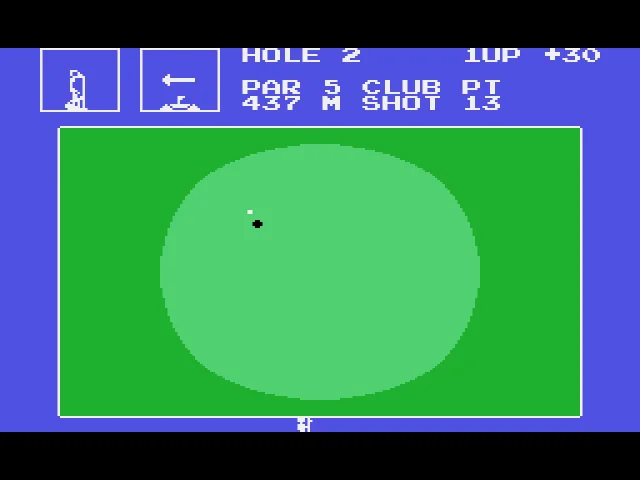 Segon forat de Champion Golf amb la bola sobre el green, el forat visible i els indicadors de pal i cops.