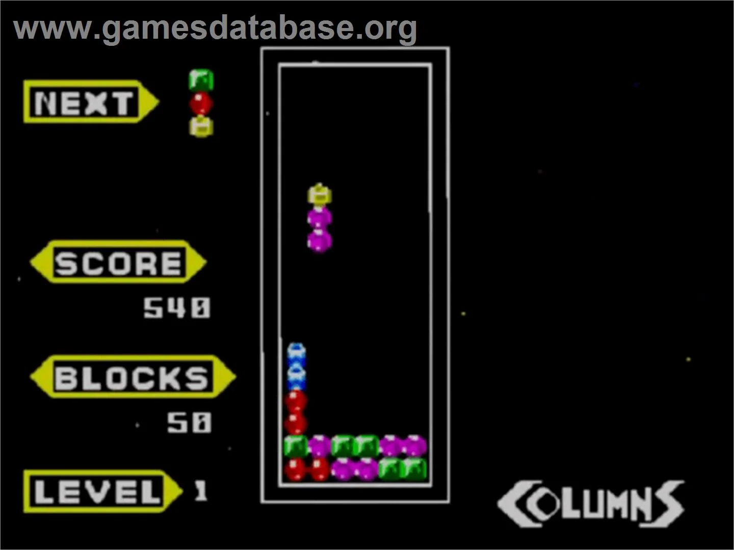 Partida de Columns amb una columna descendent, gemmes acumulades i els indicadors NEXT, SCORE, BLOCKS i LEVEL.