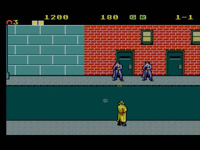 Dick Tracy apunta cap a dos enemics situats al fons d’un carrer de maons.