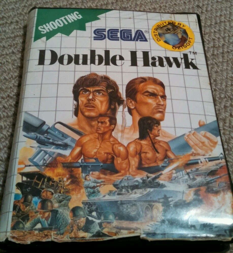 Portada australiana de Double Hawk amb un adhesiu d'Ozisoft sobre la il·lustració bèl·lica.